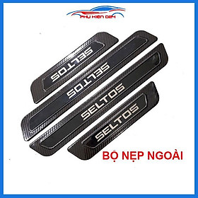 Bộ nẹp bước chân trong ngoài vân Cacbon xe Seltos 2020-2021chống trầy làm đẹp ô tô