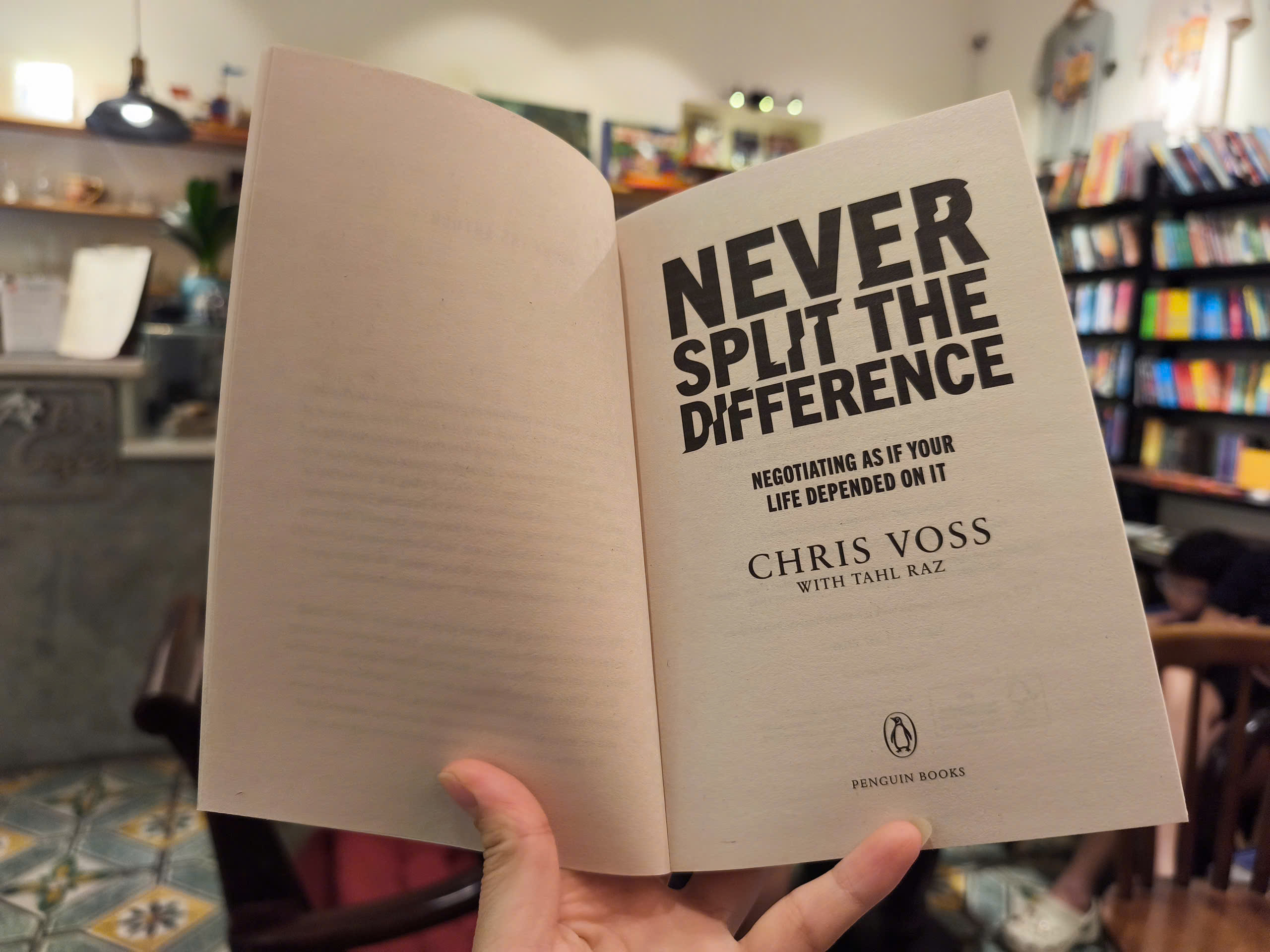 Sách - Never Split the Difference: Negotiating as if Your Life Depended on It by Chris Voss - Business/ Nonfiction