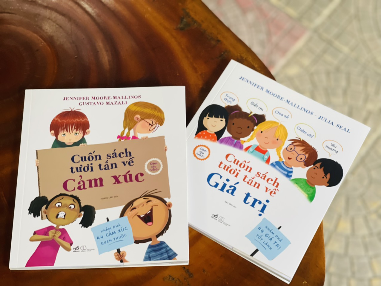 (Bộ 2 tập minh hoạ màu) CUỐN SÁCH TƯƠI TẮN VỀ CẢM XÚC - CUỐN SÁCH TƯƠI TẮN VỀ CẢM XÚC GIÁ TRỊ - Jennifer Moore - Mallinos & Gustavo Mazali - Nhã Nam - NXB Thế giới (bìa mềm)