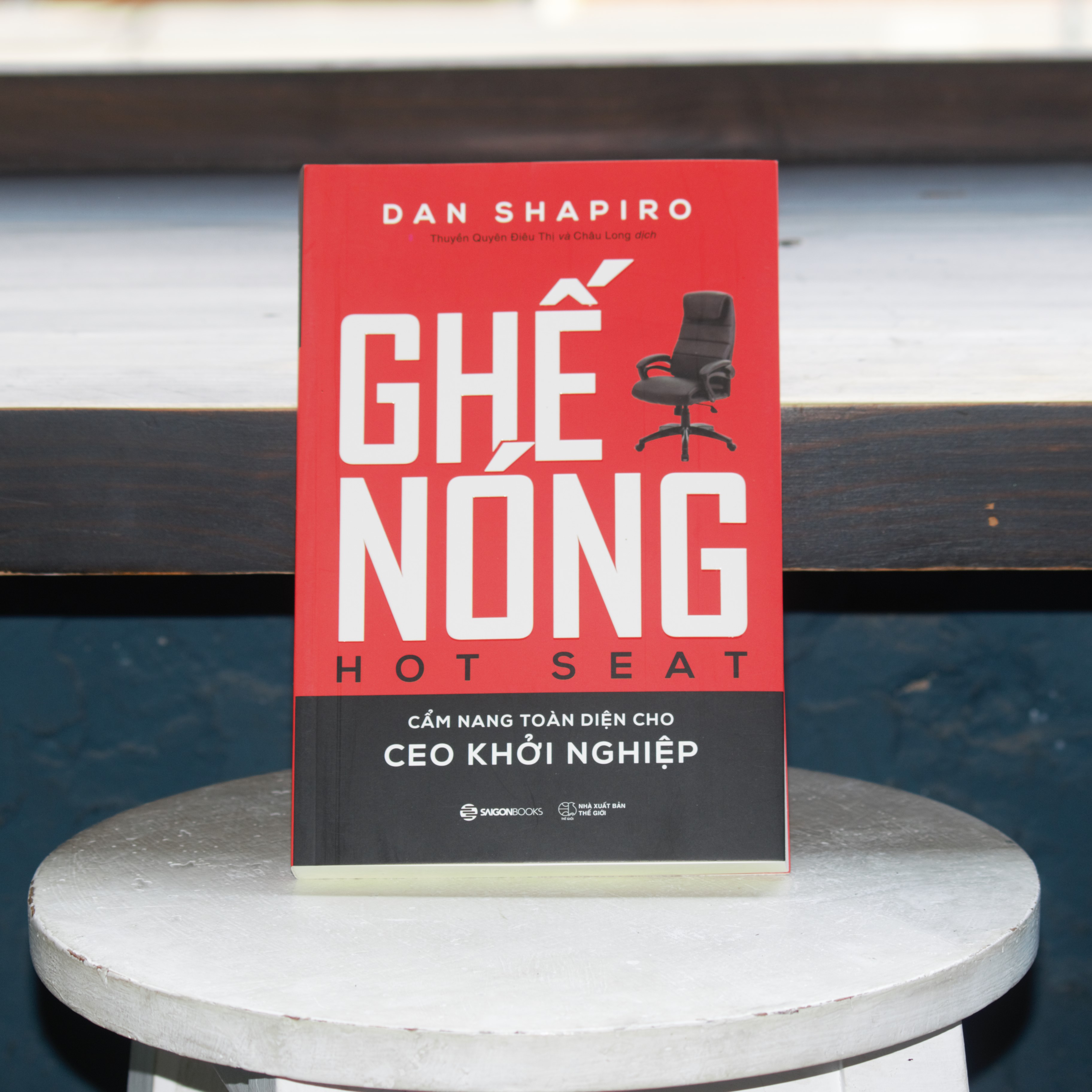 Ghế nóng - Cẩm nang toàn diện cho CEO khởi nghiệp (Hot Seat: The Startup CEO Guidebook) - Tác giả: Dan Shapiro - Cuốn sách này sẽ giúp bạn ra quyết định