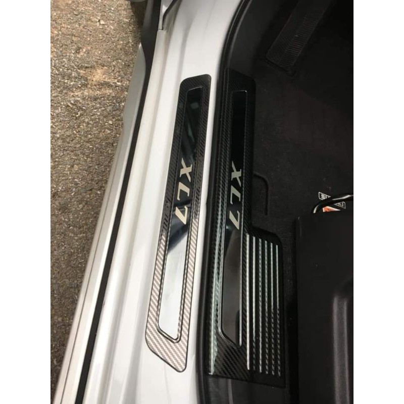 ỐP BẬC CỬA, NẸP BƯỚC CHÂN NGOÀI CACBON CAO CẤP SUZUKI XL7 2019- 2022 vân carbon