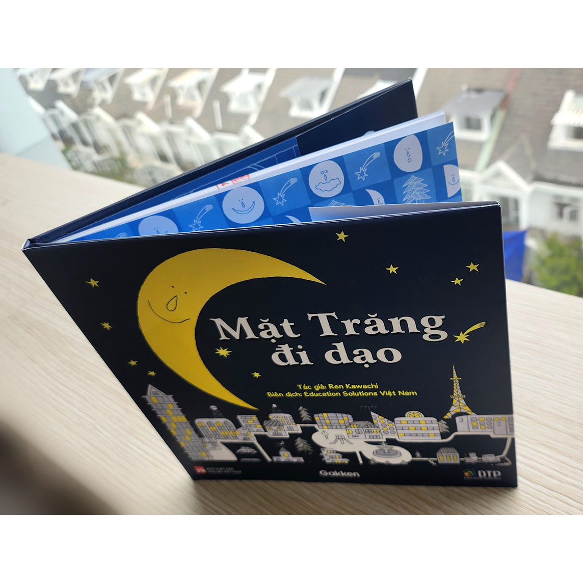Mặt Trăng đi dạo