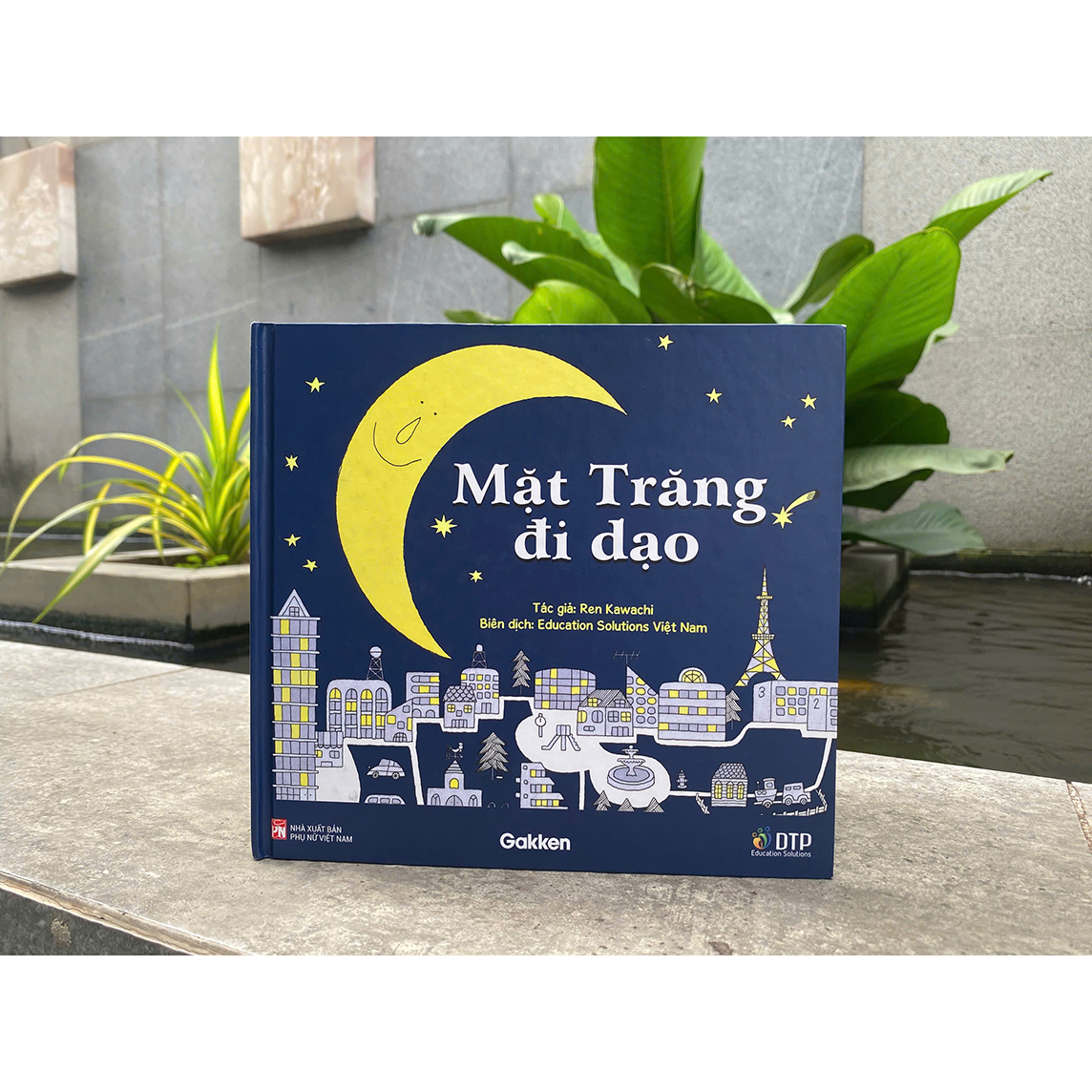 Mặt Trăng đi dạo
