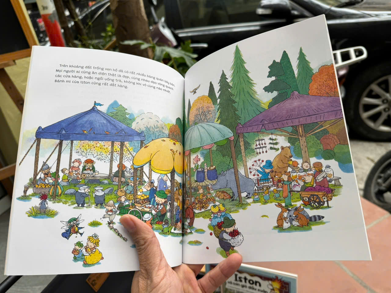 BỘ 3 CUỐN SÁCH NHỮNG CÂU CHUYỆN VỀ ISTON: Iston Và Cơn Gió Đầu Xuân, Iston Và Buổi Hòa Nhạc, Tiệm Bánh Mì Của Iston – Lời: Hiromi Suyama –Tranh: Miho Satake – Tiểu Tuệ dịch – NXB Kim Đồng