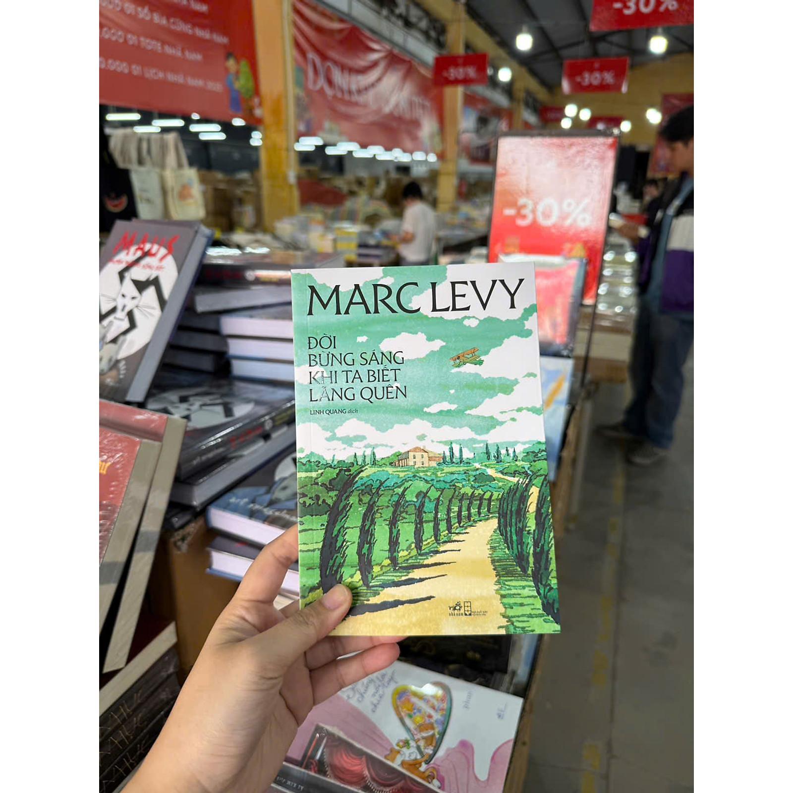 Sách - Đời Bừng Sáng Khi Ta Biết Lãng Quên - Marc Levy - Nhã Nam