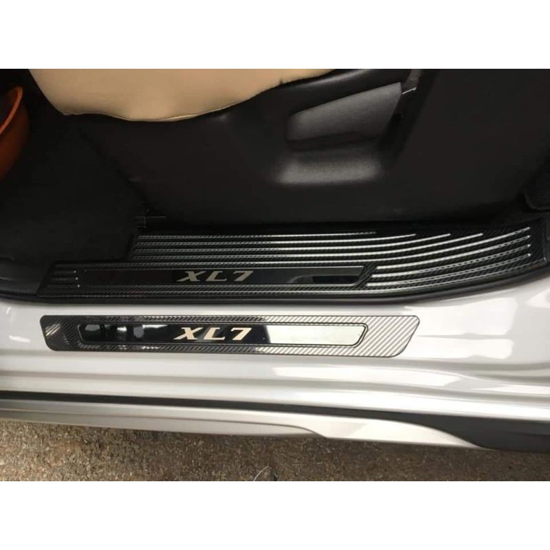 ỐP BẬC CỬA, NẸP BƯỚC CHÂN NGOÀI CACBON CAO CẤP SUZUKI XL7 2019- 2022 vân carbon