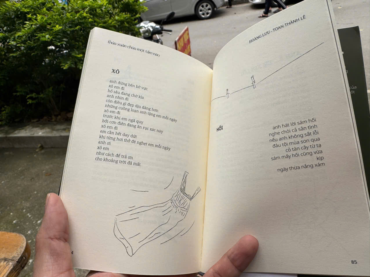 (Tập thơ) THỬA XUÂN CHỪA MỘT TẤM NÀO – Toan Thành Lê & Hoàng Lưu - Domino Books – NXB Văn Học