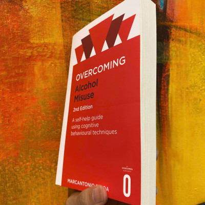 Sách - Overcoming Alcohol Misuse by Marcantonio Spada - A self-help guide using cognitive behavioural techniques