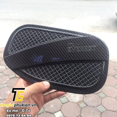 Ốp nắp đậy bình xăng dành cho Ford Everest 2016-2021 vân Carbon