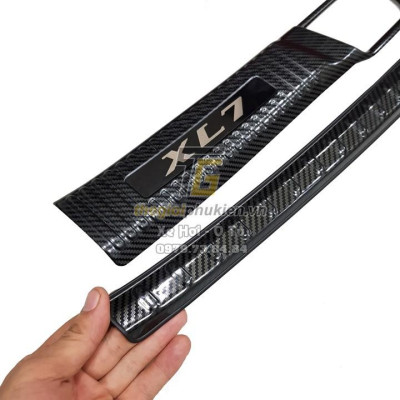Bộ ốp chống trầy bậc cốp Suzuki XL7 vân Carbon