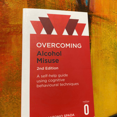 Sách - Overcoming Alcohol Misuse by Marcantonio Spada - A self-help guide using cognitive behavioural techniques