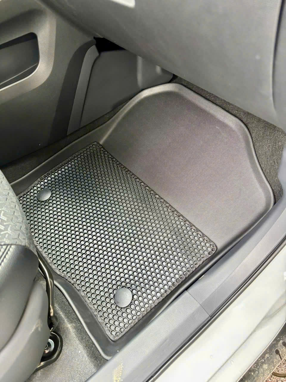Thảm ô tô sd3 2 lớp dạng lưới lục giác Toyota Raize 2022-nay màu đen bề mặt cao su siêu sạch - Nhãn hiệu Macsim