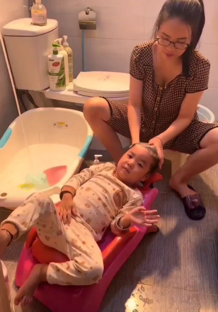 Ghế Gội Đầu Cho Bé Có Tay Vịn Cho Bé - Giao Màu Ngẫu Nhiên
