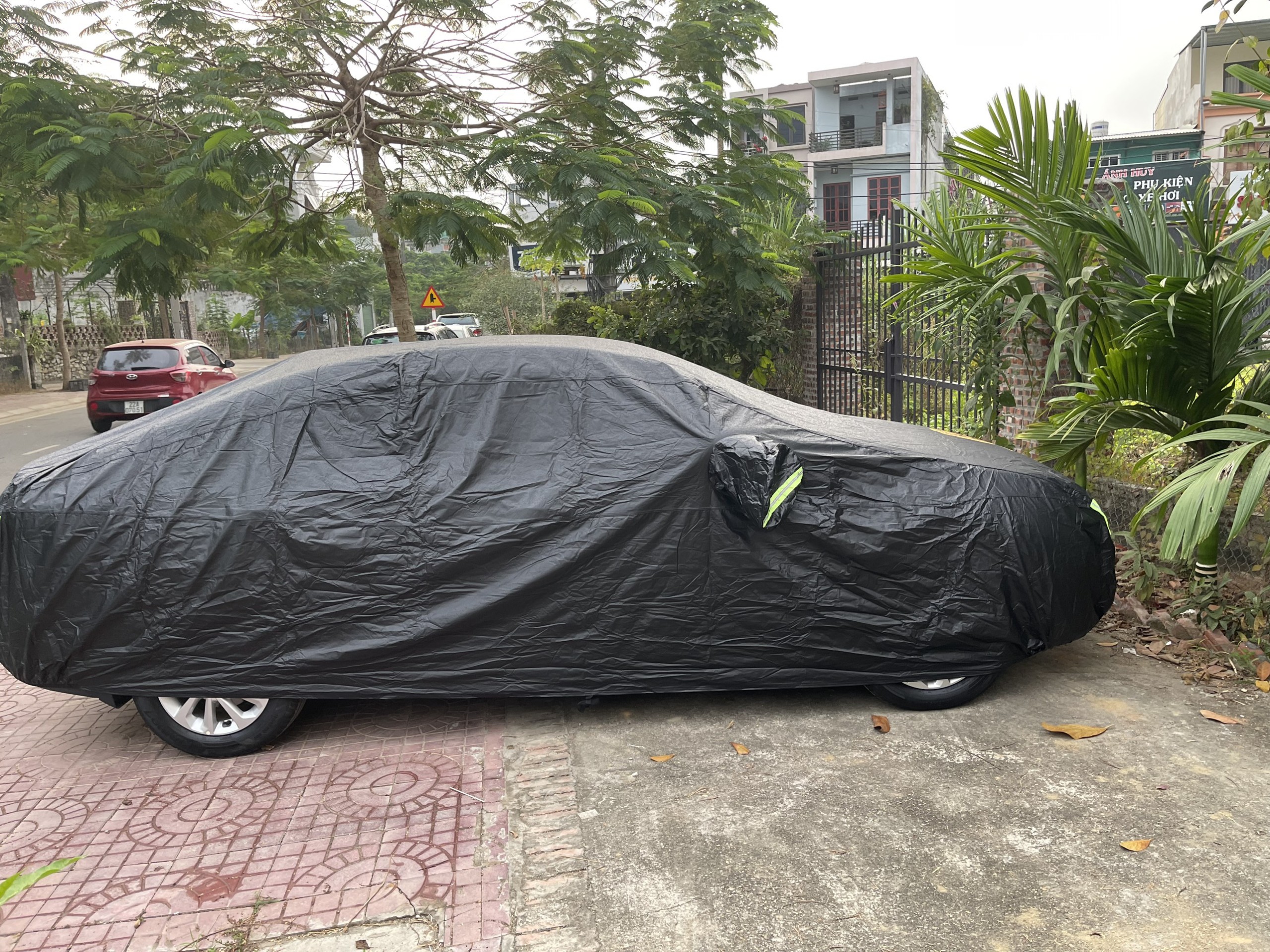 Bạt phủ ô tô Kia Carnival chất liệu Polyester - màu đen cao cấp MACSIM màu đen - sử dụng trong nhà và ngoài trời