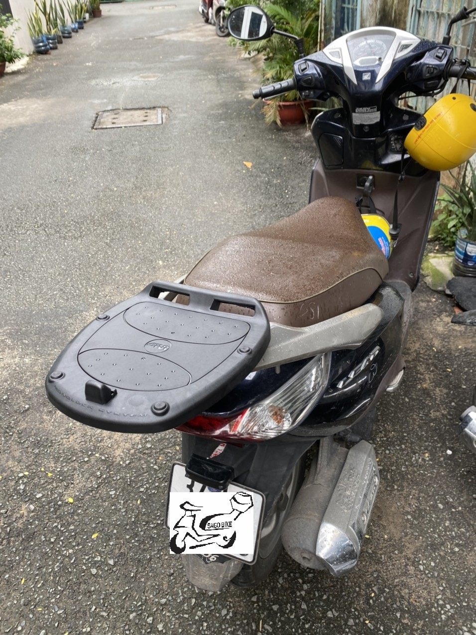Thùng givi E43NTL và gối tựa lưng BE43N lắp cho xe Lead, thùng xe Lead
