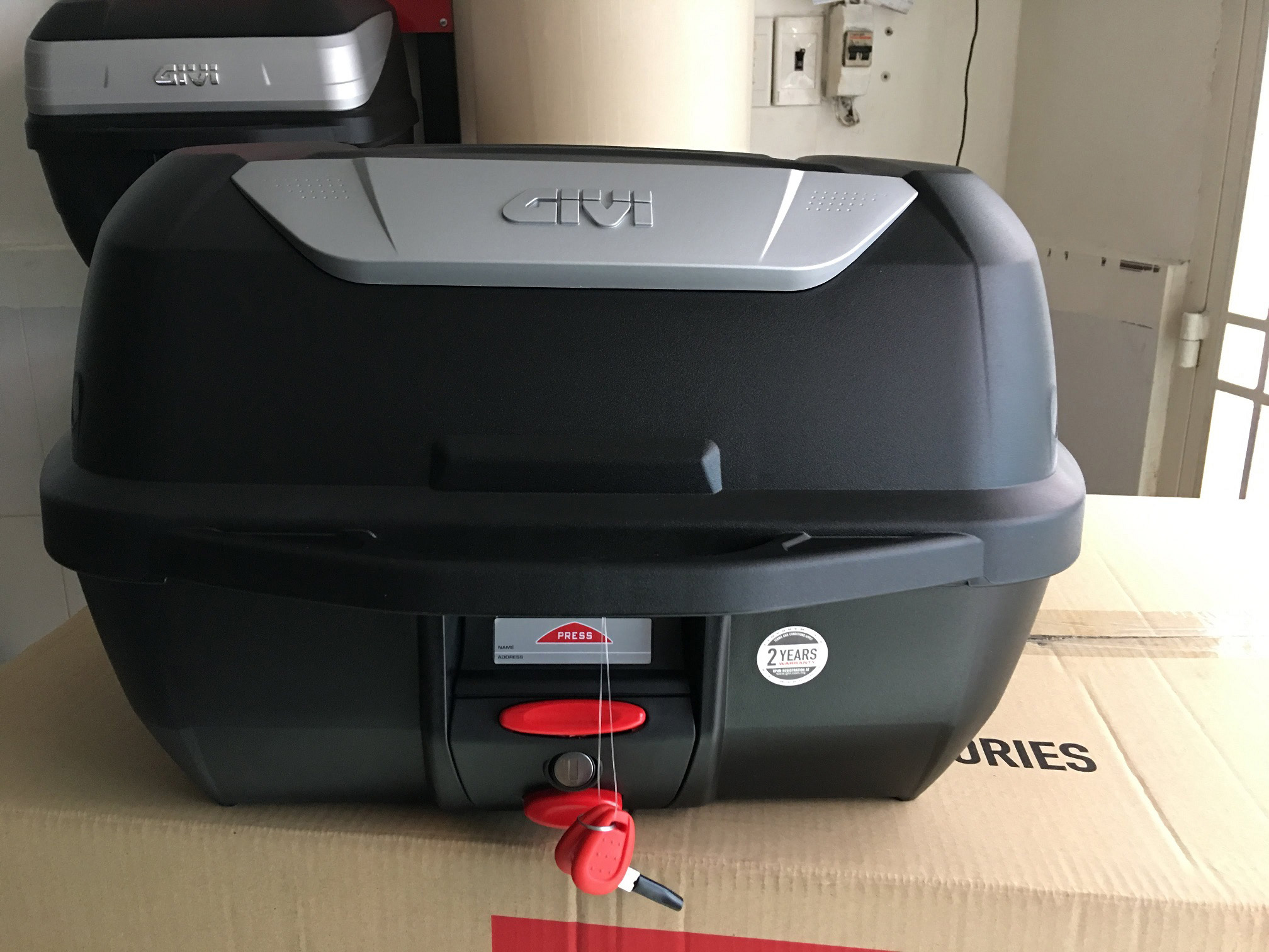 Thùng Givi E43NTL kèm đế đệm, ốc gắn, thùng Givi 43 lit gắn cho xe máy