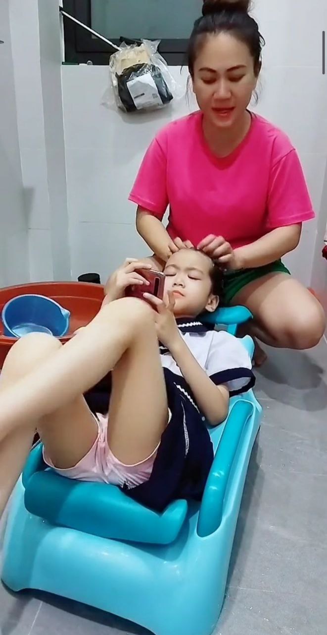 Ghế gội đầu cho bé có tay vịn - ghế gội đầu chắc chắn sử dụng gấp gọn dễ dàng tiện lợi cho mẹ và bé