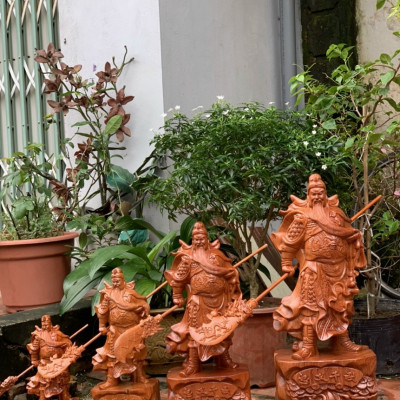 Tượng quan công cầm đao gỗ hương kt cao 60cm