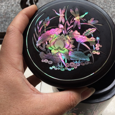 HỘP ĐỰNG TRÀ CHÈ BẰNG GỖ TRẮC ĐỎ ĐEN KẾT HỢP VỚI KHẢM ỐC ĐỎ KT 21×11.5CM