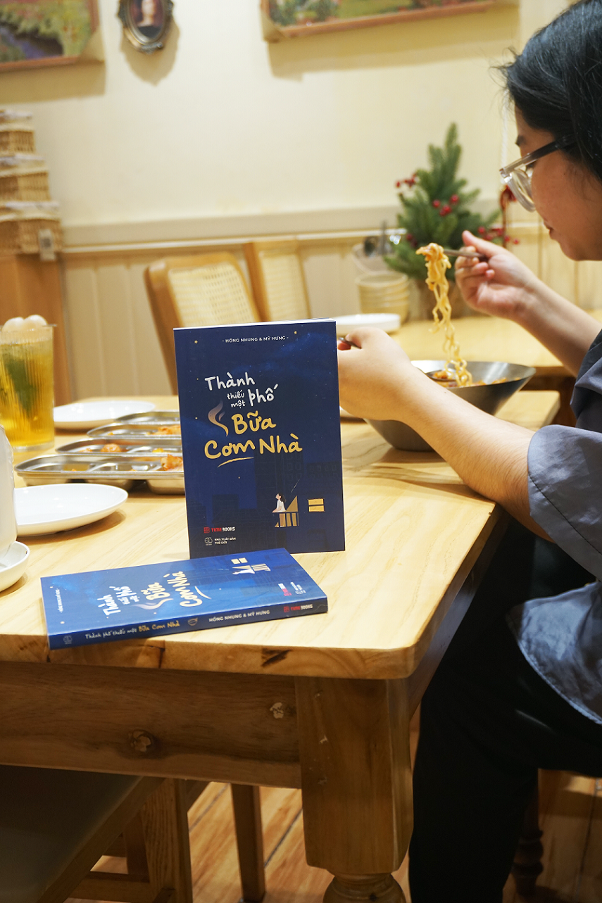 Sách Thành Phố Thiếu Một Bữa Cơm Nhà - Hồng Nhung & Mỹ Hưng