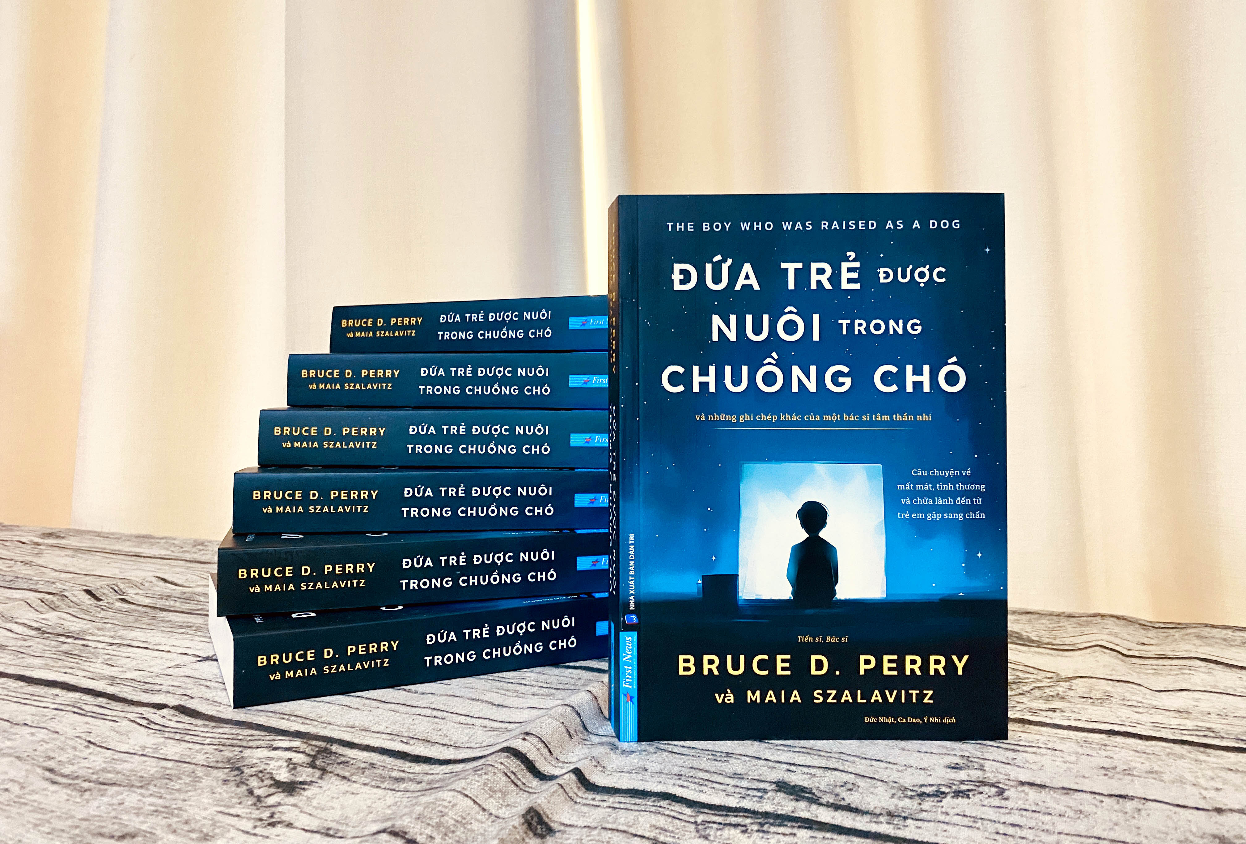 Sách Đứa Trẻ Được Nuôi Trong Chuồng Chó - First News