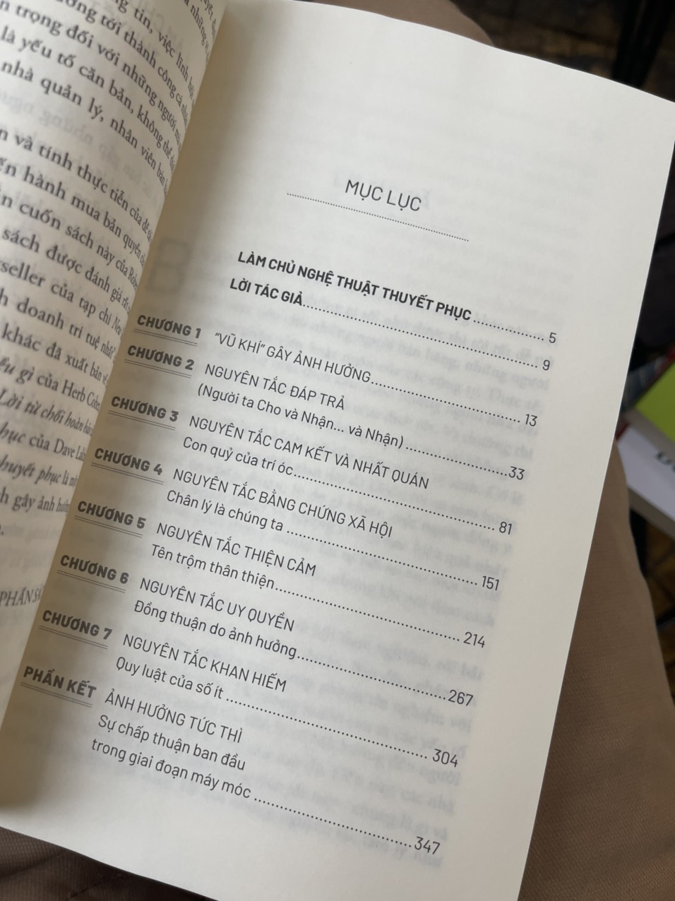 (Tái bản 2022) NHỮNG ĐÒN TÂM LÝ TRONG THUYẾT PHỤC - Robert B. Cialdini - Mai Hạnh dịch - Alphabooks -Nhà Xuất Bản Lao Động