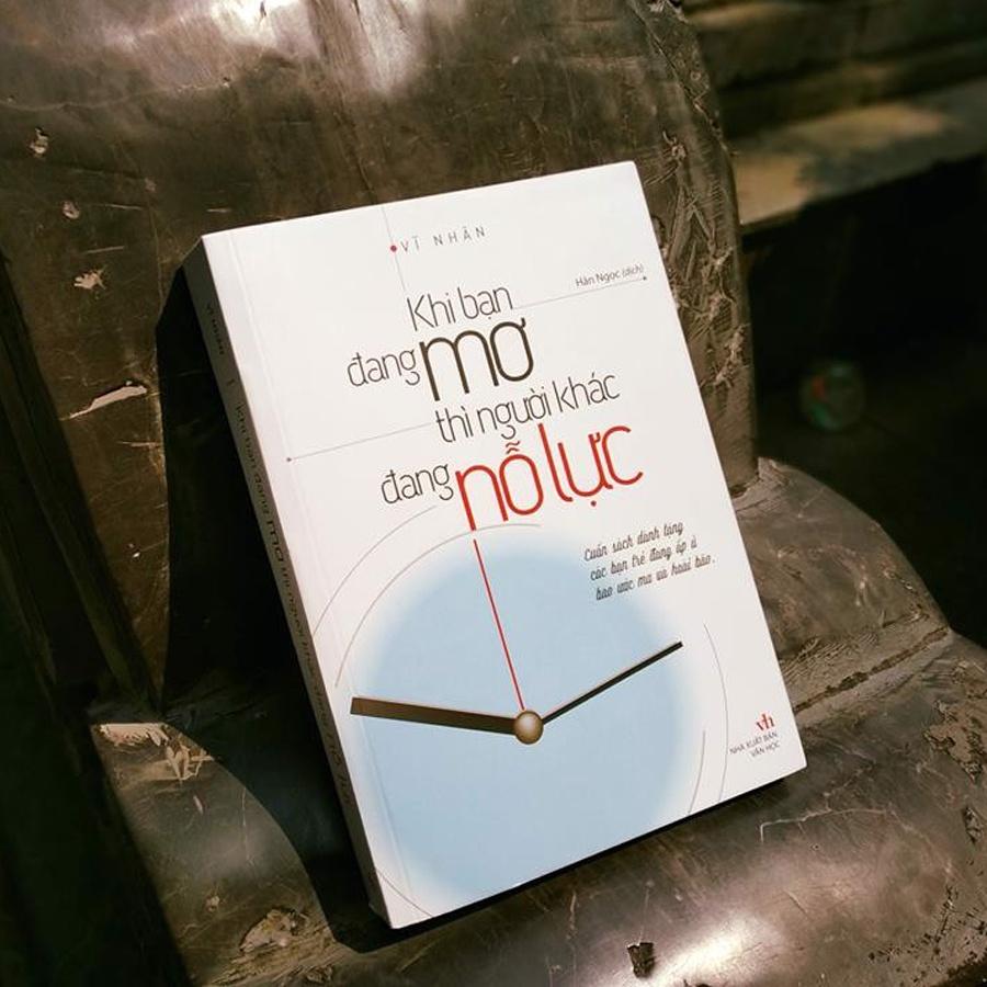 Sách: Khi Bạn Đang Mơ Thì Người Khác Đang Nỗ Lực (TB)