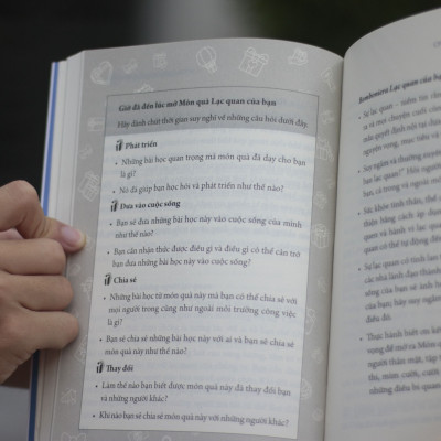 Sách: Tư Duy Quà Tặng - Sống Có Mục Đích, Kết Nối Và Cống Hiến