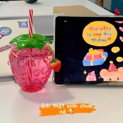 Bình nước hình trái dâu tặng kèm móc khóa trái dâu siêu dễ thương 