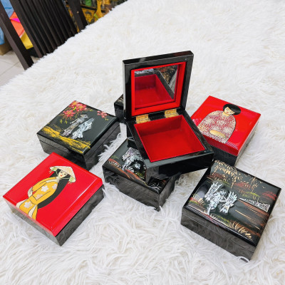 Loại 1-Hộp Đựng Đồ Trang Sức Bằng Gỗ Sơn Mài 10x10 cm Cẩn Ốc, Trứng Lót Vải Nhung Đỏ Sang Trọng