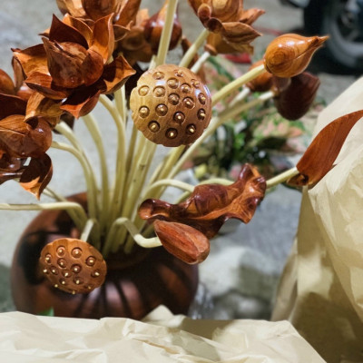 1 bình hoa sen 25 cành , trang trí phòng thờ phòng khách bằng gỗ hương đỏ đẹp long lanh ,