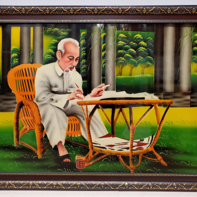 Tranh sơn mài Bác Hồ ngồi ghế mây 