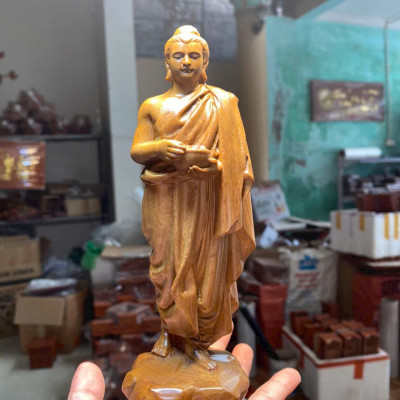Tượng phật thích ca khất thực bằng gỗ bách xanh thơm nức kt cao 20×7×6cm 