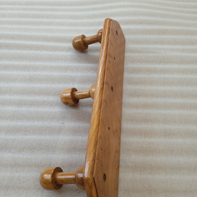 Giá treo quần áo gỗ N H home 3 móc gắn tường.