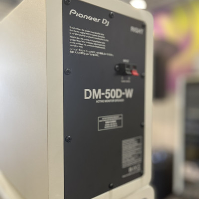 Loa Monitor Active 5inch DM50D mới nhất từ Pioneer DJ - Hàng chính hãng