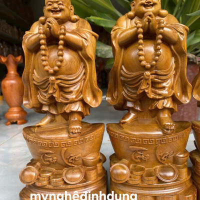 Tượng phật di lặc chúc phúc bằng gỗ bách xanh thơm nức cao 30x11x9cm 