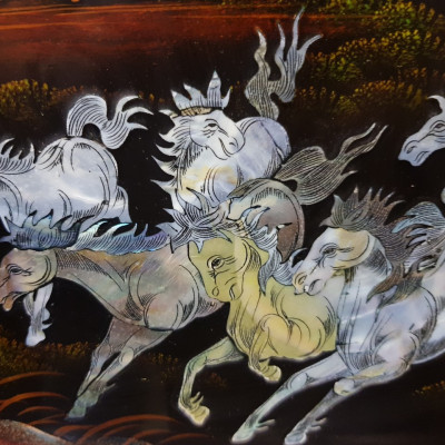 TRANH KHẢM TRAI SƠN MÀI - BÁCH MÃ TOÀN ĐỒ (màu nâu)