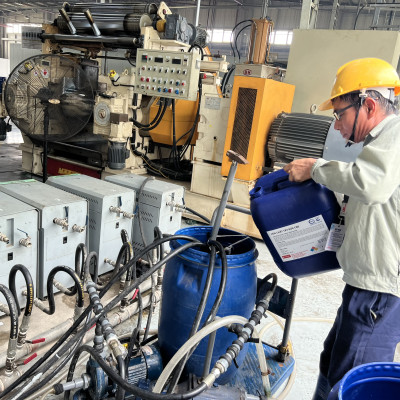 Hóa chất tẩy cặn máy đùn cao su