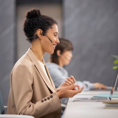 Tai nghe Bluetooth truyền âm thanh qua xương Shokz OPENCOMM2/OPENCOMM2 UC - Hàng Chính Hãng