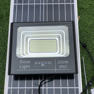 Đèn Năng Lượng Mặt Trời Pha 200W - Bộ sản phẩm gồm Đèn Pha Báo Pin, Tấm Pin NL, Remote và phụ kiện đi kèm