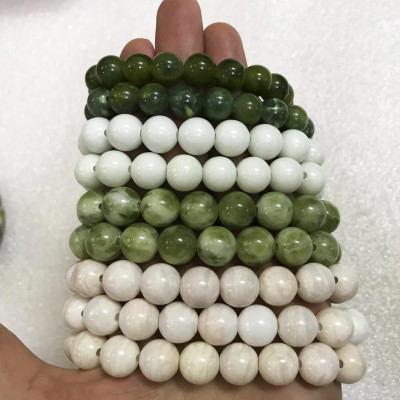 Vòng ngọc màu vàng cho người mệnh Thủy và Kim đường kính hột là 16cm