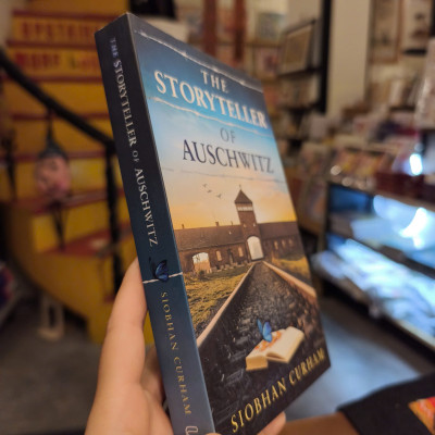 Sách - The Storyteller of Auschwitz: A gripping World War Two historical novel by Siobhan Curham