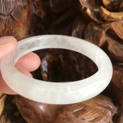 Vòng Thạch Anh Trắng Tự Nhiên Bản Hẹ Mới đẹp Ni 52mm Cao 10mm Dầy 7mm Màu trắng trong bóng đẹp Nữ mệnh Kim mệnh Thủy tay nhỏ đeo 45kg - 52 kg ạ