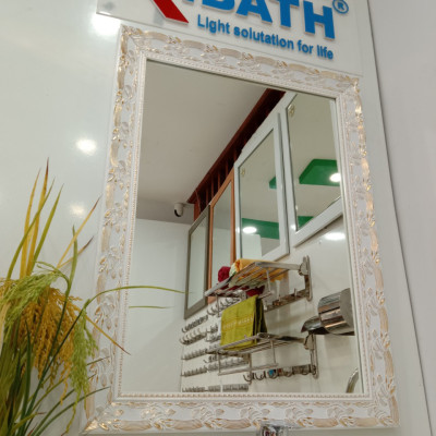 Gương soi Kibath khung màu trắng bảng 6 phân họa tiết vàng KT 60x80 cm, KB-129