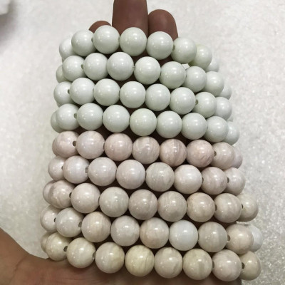 Vòng ngọc màu hồng phấn độc lạ cho người mệnh Thổ và Hỏa đường kính hột là 16cm