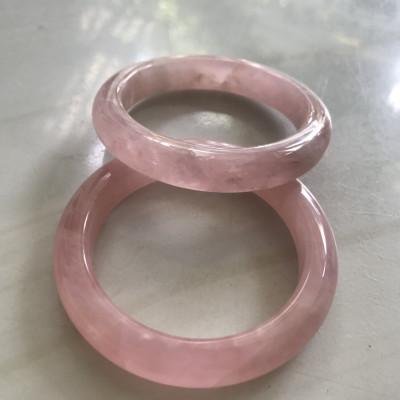 Vòng Thạch Anh Hồng Tự Nhiên Bản Hẹ Mới đẹp Ni 52mm Cao 11mm Dầy 8mm Màu Hồng xinh bóng đẹp Nữ mệnh Hỏa mệnh Thổ tay nhỏ đeo 45kg - 52 kg ạ