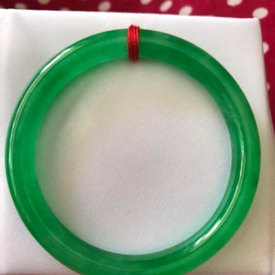 CHIẾC VÒNG TAY PHONG THỦY ĐÁ CẨM THẠCH LÝ ĐẸP K 54MM x DẦY 8MM  MÀU XANH LÁ ĐỀU BÓNG ĐẸP NỮ MỆNH HỎA MỘC  NỮ CÂN NẶNG 53kg đến 64kg Đeo Đẹp Tay ạ