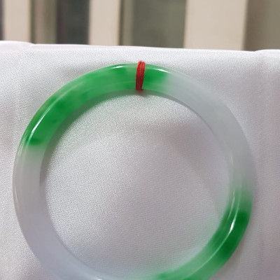 Vòng tay Nữ Đá Cẩm Thạch mới TR Lý 57 mm x cọng 7,5mm Màu Xanh lý tươi trắng 2 bên đều vòng đẹp Nữ 55kg - 64kg đeo đẹp món quà tặng chính mình và người thân đeo đẹp ạ