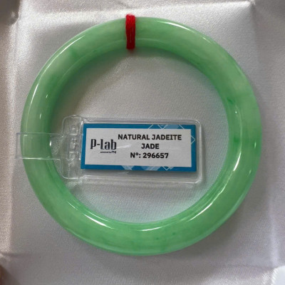 Vòng Cẩm Thạch Tự Nhiên Kiểm Định P Lab No 296657 Vip Sịn Ni 52mm x Chột 8mm Màu Xanh Lý Trắng nhẹ đều bóng mượt các Chị tay lên tay đẹp xuất sắc sịn sang xinh lắm nữ 50kg - 56kg đeo ạ