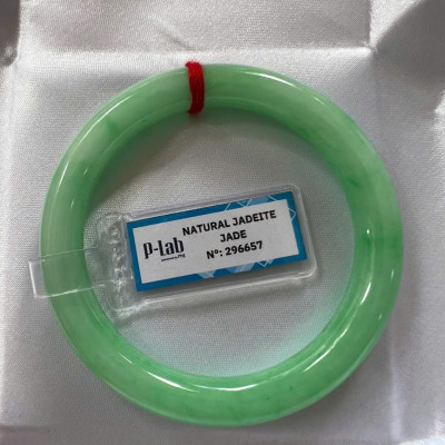 Vòng Cẩm Thạch Tự Nhiên Kiểm Định P Lab No 296657 Vip Sịn Ni 52mm x Chột 8mm Màu Xanh Lý Trắng nhẹ đều bóng mượt các Chị tay lên tay đẹp xuất sắc sịn sang xinh lắm nữ 50kg - 56kg đeo ạ